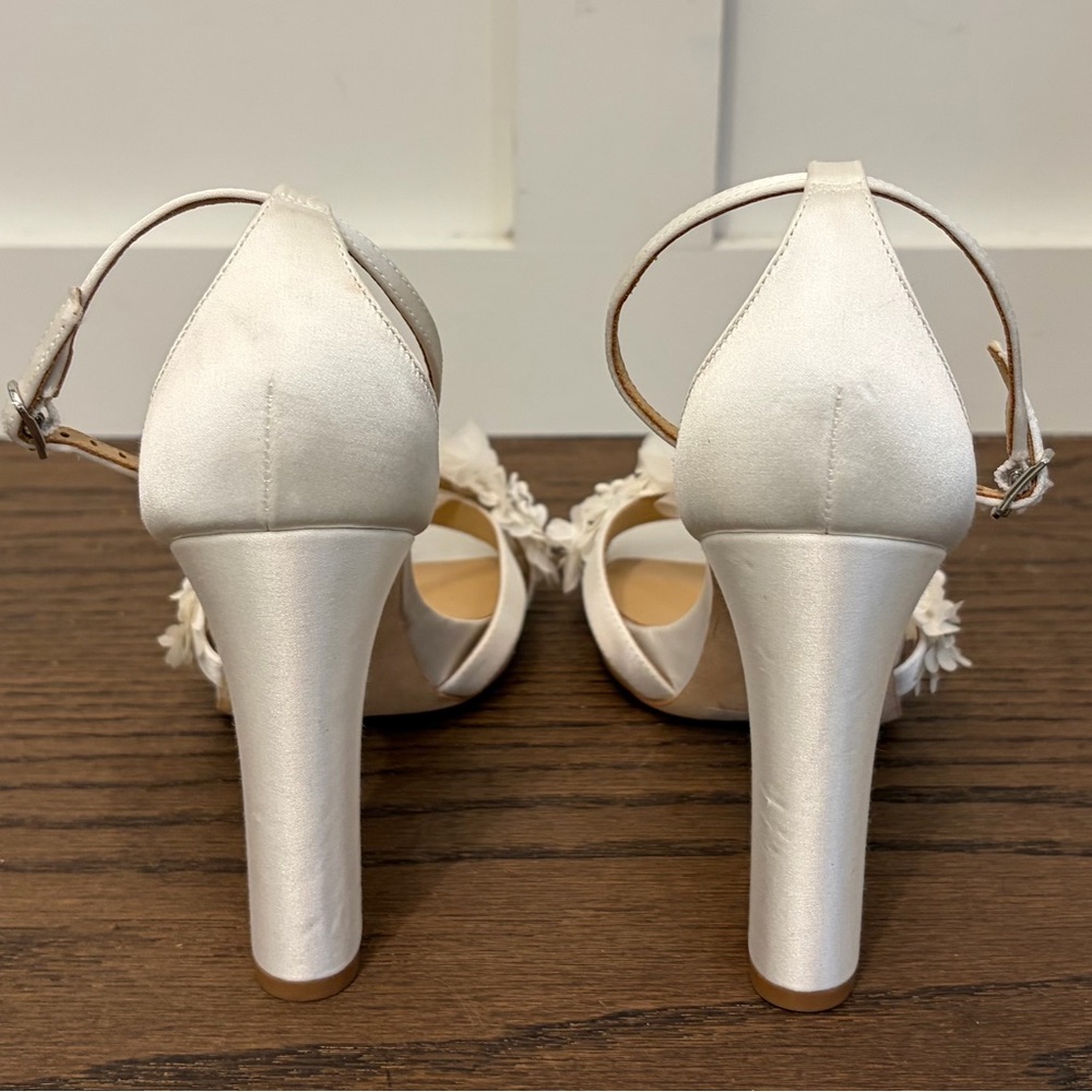 Badgley Mischka White Joanna Ankle Strap Sandal NWOB Size 8.5 - Picture 4 of 10